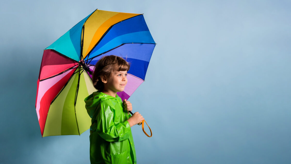 garçon avec parapluie ouvert