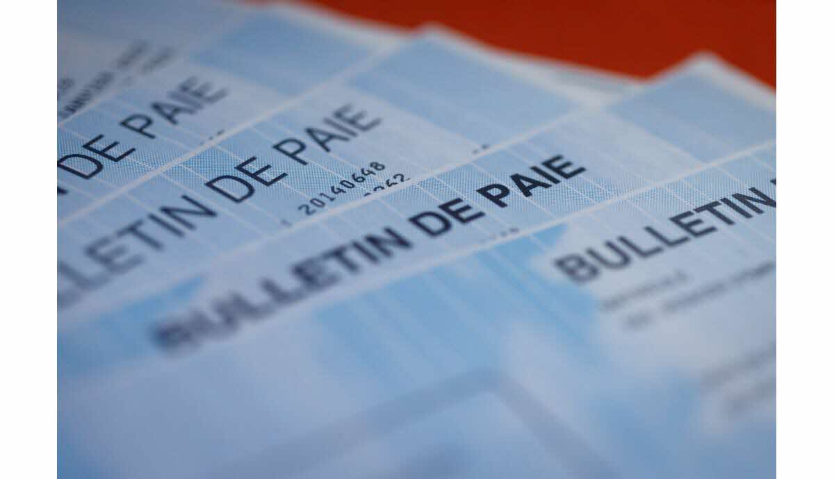 Comprendre la différence entre salaire brut et net illustrée avec le SMIC en revalorisation.