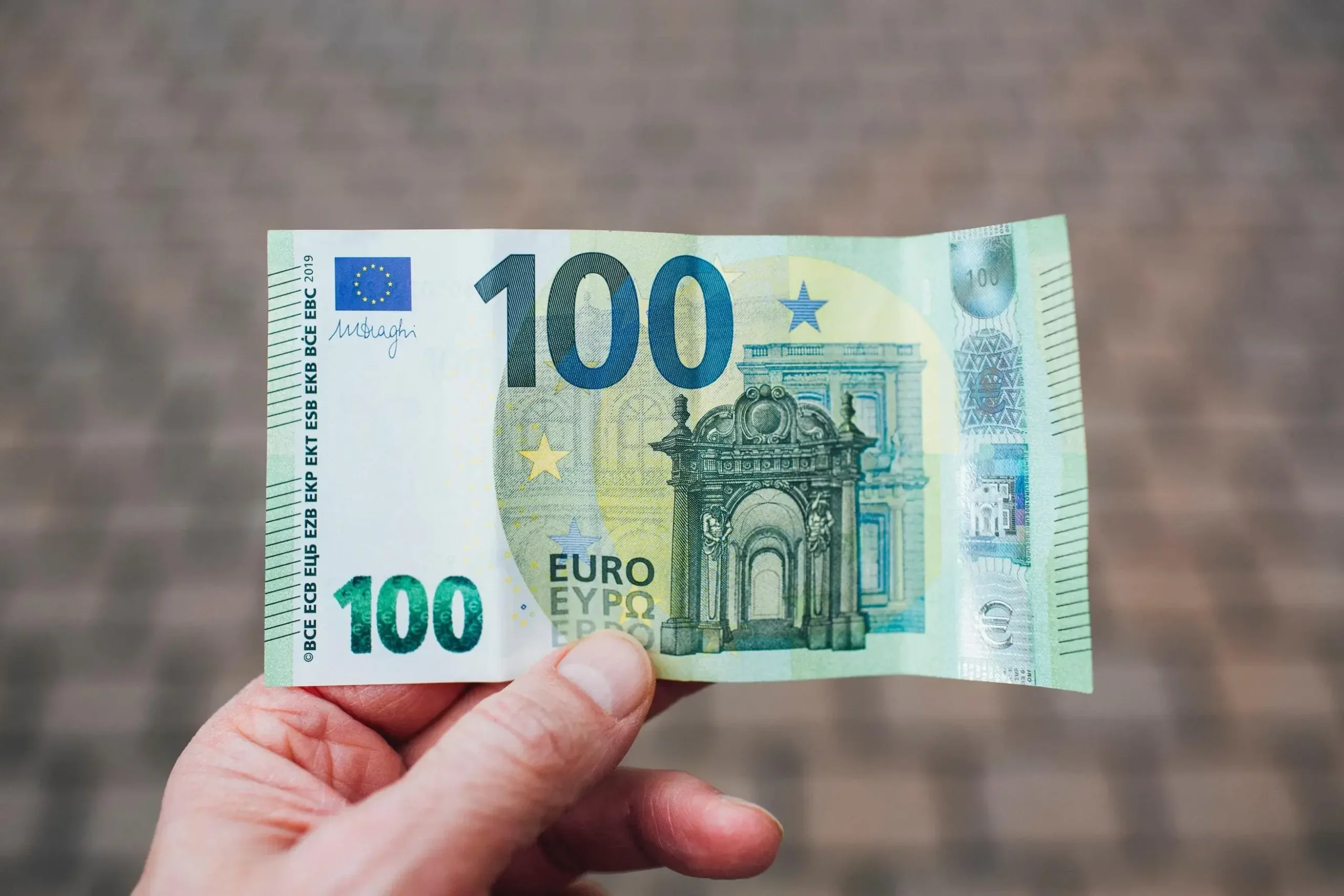 Billets d'euro représentant le calcul du salaire de 500 euros brut en net