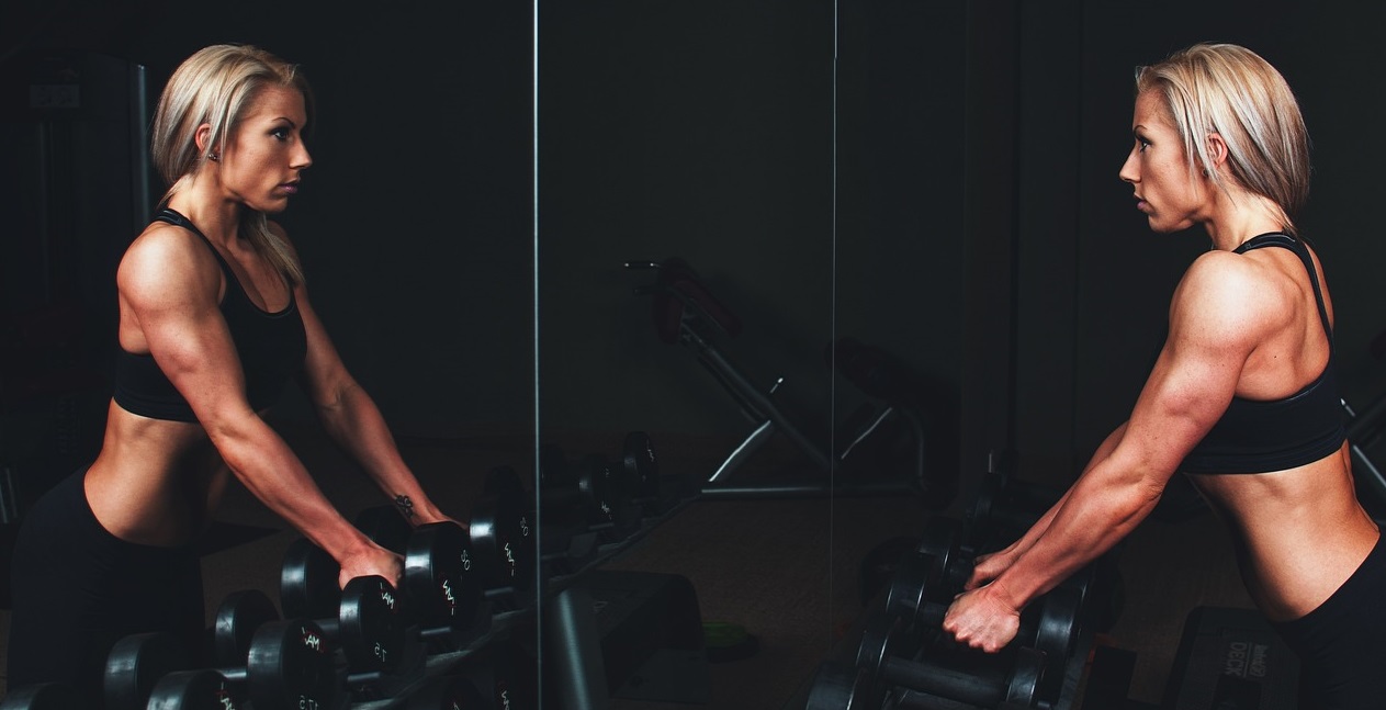Vue d'un centre Fitness Park avec adhérents, illustrant la résiliation d'un abonnement