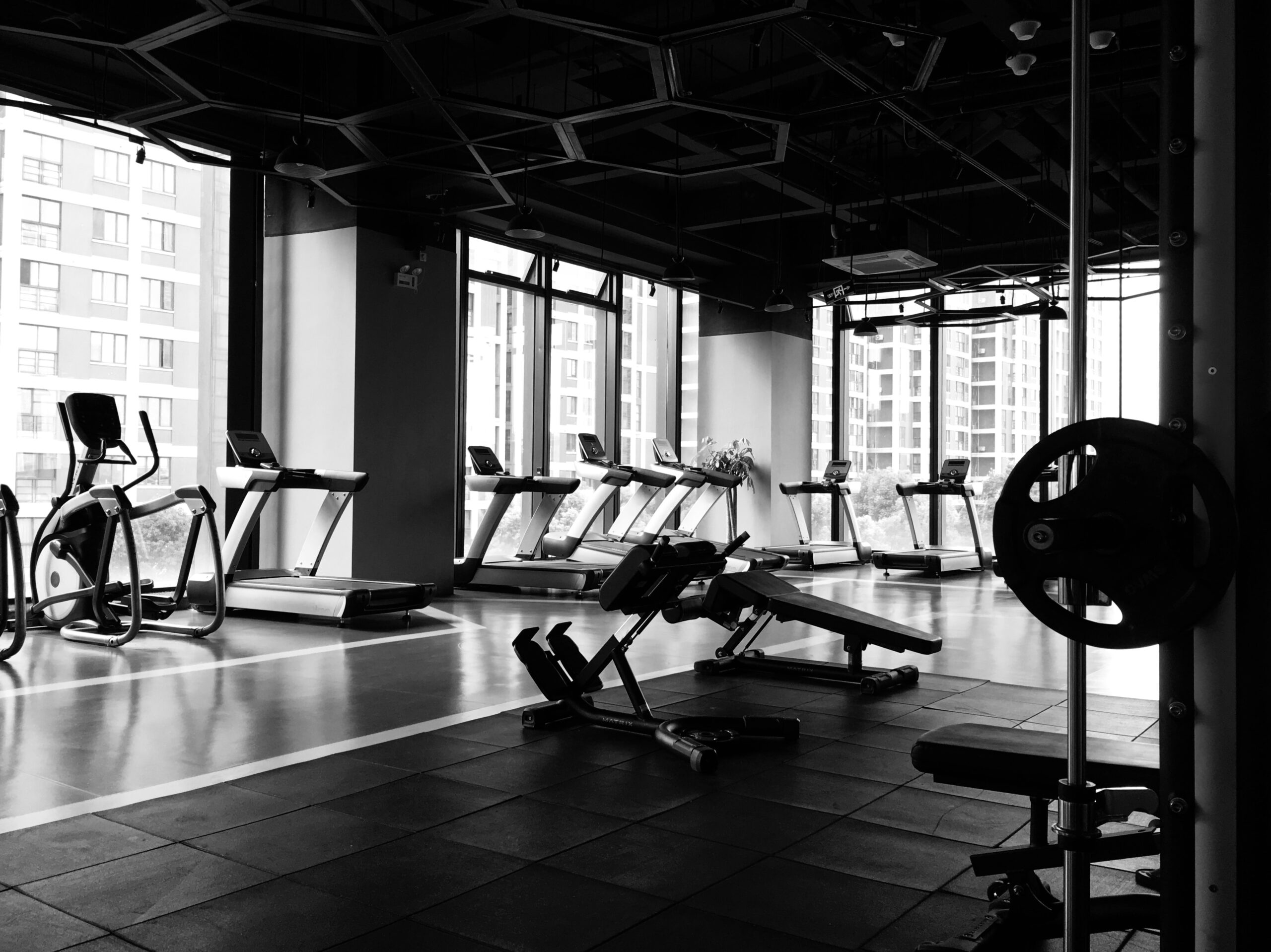 Illustration de la résiliation d'un abonnement Keep Cool avec une personne quittant une salle de sport
