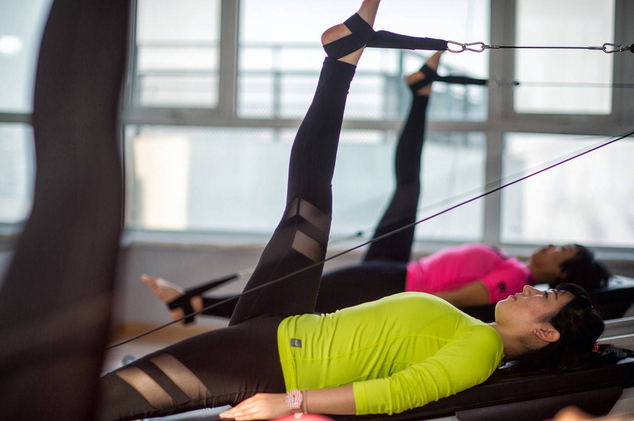 Femme remplissant un formulaire pour résilier un abonnement en salle de sport comme Neoness