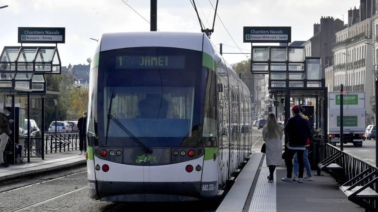 Usagers du réseau Tan à Nantes dans un tramway, illustrant le contexte d'une résiliation d'abonnement de transport