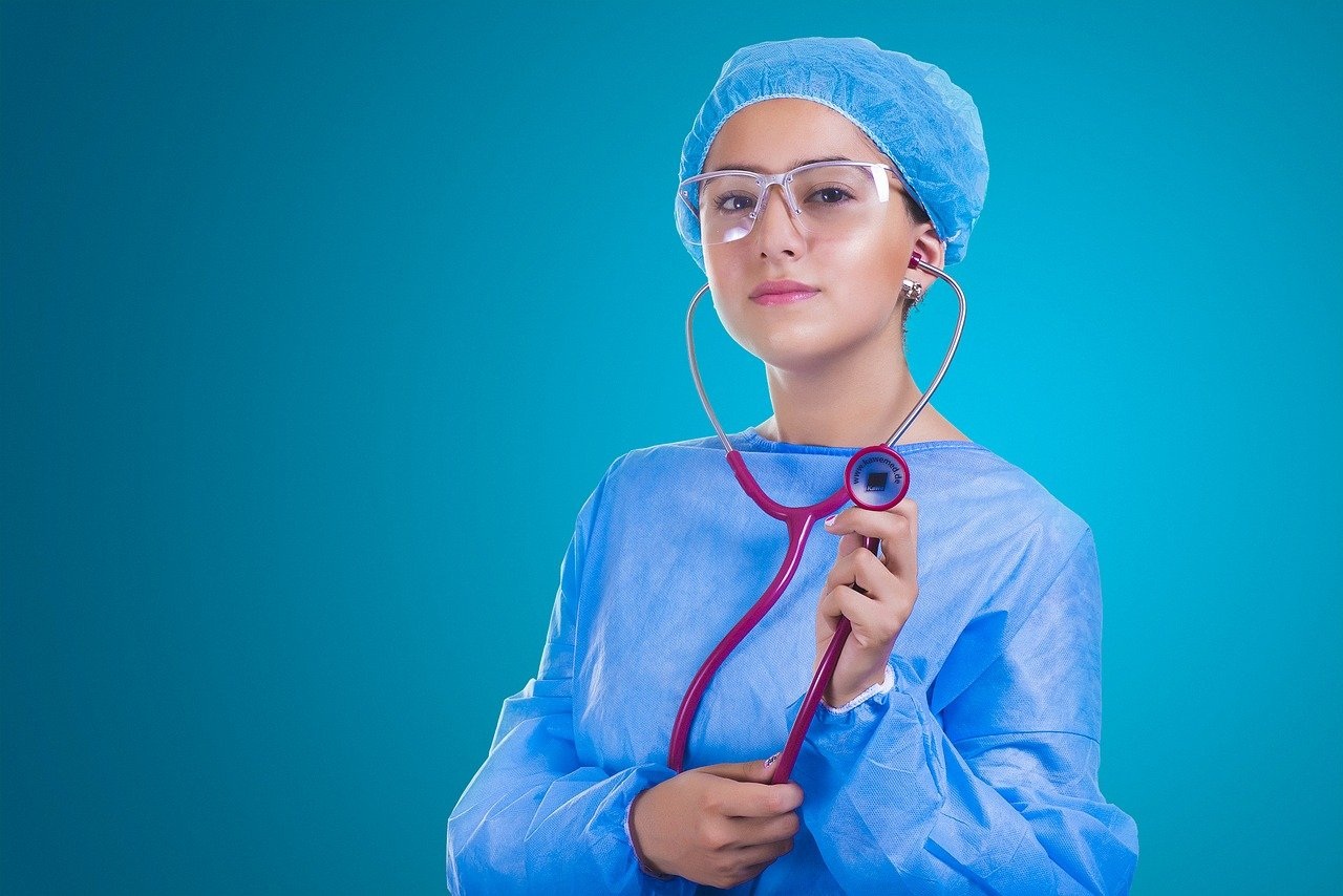 Femme souriante tenant un formulaire de résiliation d’assurance santé MGEN