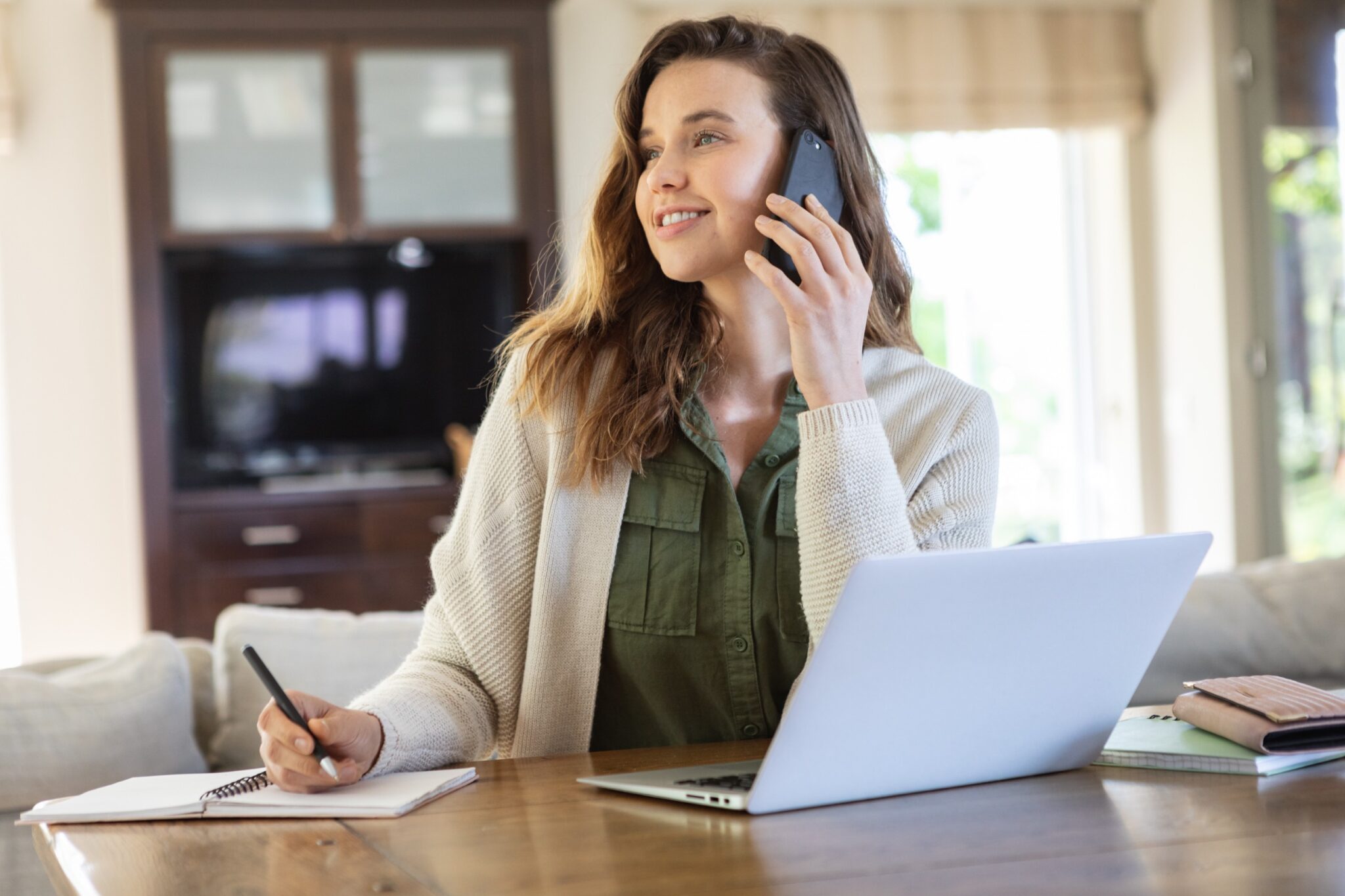 Femme consultant un contrat pour résilier sa mutuelle MGEN efficacement