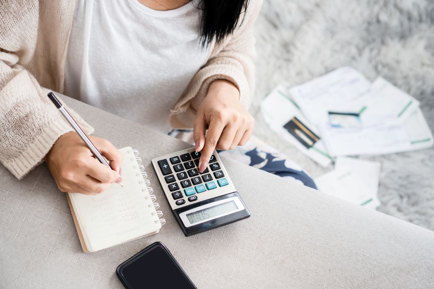 Comparaison entre salaire brut et net sur une fiche de paie